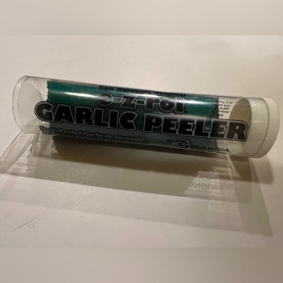 E-Z ROL GARLIC PEELER. - Picture 2 of 6